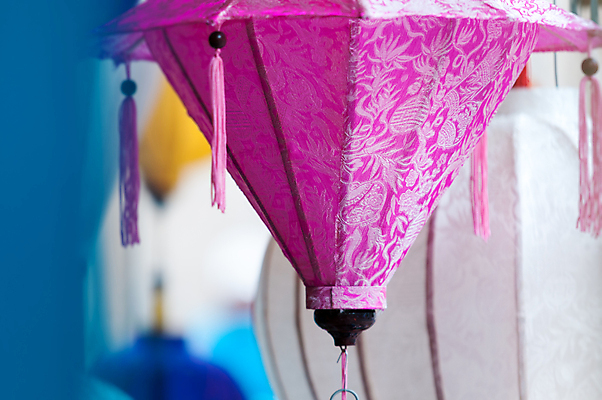 포토 JPG 해외이미지 전통 아시아 문화 분홍색 여행 백그라운드 미술 한명 동양인 야외 장식 컬러풀 세일 상점 축제 중국 등불 램프 축하 시장 실크 심볼 대나무 오브젝트 베트남 기념품 동쪽 수공예 매각 블러 인기 전국 특별함 핸드메이드 해외포토 나무 1 나라 컬러 컨셉 문화예술 조명 사람 인종 동남아시아 직물 공예 방향 파일형식 이미지허브