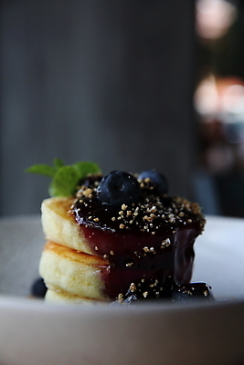 포토 JPG 해외이미지 접시 디저트 실내 사람없음 아웃포커스 달콤 팬케이크 수플레 해외포토 식기 음식 촬영기법 내부 케이크 맛 파일형식 이미지허브