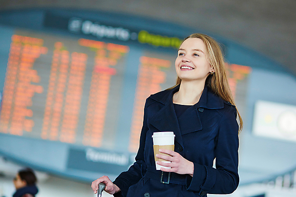 포토 JPG 해외이미지 서양인 백인 여자 여행 휴가 한명 성인 여행객 여행가방 비즈니스우먼 차 시간표 공항 성인여자한명만 해외포토 외국인 1 음료 가방 비즈니스 교통시설 사람 직장인 계획 여자한명만 성인여자만 파일형식 이미지허브