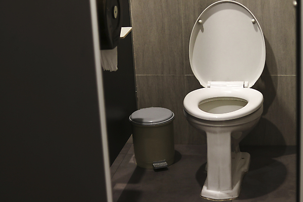 포토 JPG 해외이미지 디자인 종이 벽 의자 호텔 주택 앉기 사람없음 내부 물 상점 목욕 방 장비 욕실 덮개 쓰레기통 흰색 도자기 장롱 조직 위생 빨래 화장실 롤 변기 일반 박테리아 백자 변기통 사생활 위생관리 안락 해외포토 자연요소 컬러 가구 컨셉 가사 의학 모션 숙소 관리 건물 청결 뚜껑 파일형식 이미지허브