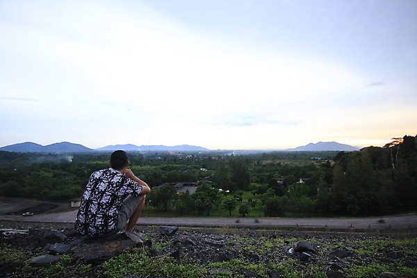 포토 JPG 해외이미지 백인 응시 행복 스포츠 40대 청소년 수염 거리 기술 건강 한명 사람 앉기 성인 취미 사람없음 가로 운동 햇빛 미국 힘 활발 자유 탐험 도전 결심 흥분 열정 캘리포니아 노력 사색 발견 해외포토 서양인 1 시선 감정 중년 컨셉 북아메리카 생각 모션 태양 파일형식 이미지허브