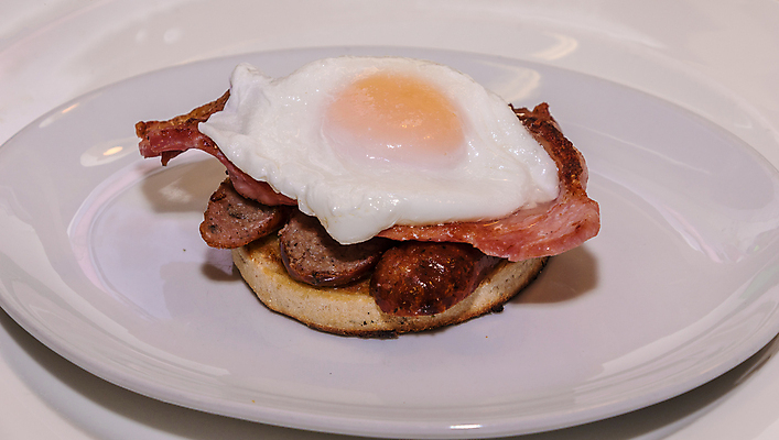 포토 JPG 해외이미지 전통 영어 음식 빵 샌드위치 건강 육류 돼지고기 사람없음 노란색 계란 튀김 흰색 신선 소시지 맛 아침식사 속도 머핀 베이글 패티 고립 해로움 해외포토 문자 컬러 컨셉 식재료 알 식사 가공식품 파일형식 이미지허브
