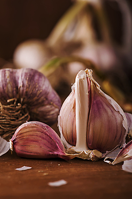 포토 JPG 해외이미지 음식 채소 전구 마늘 종류 요리 사람없음 목재 머리 힘 양념 조미료 맛 약초 자르기 피부 매움 냄새 뿌리 성분 식용 퀼트 해외포토 나무 컨셉 재료 모션 신체부위 풀_식물 향미료 파일형식 이미지허브