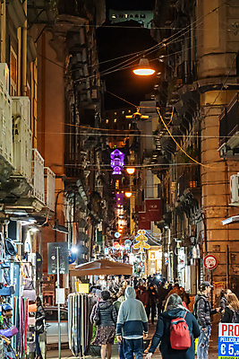 포토 JPG 해외이미지 응시 유럽 여행 건축양식 휴가 거리 풍경 사람없음 건물 빛 도시풍경 이탈리아 램프 도시 보행로 야간 저녁 지중해 좁은 타운 빛망울 나폴리 옛날 해외포토 자연요소 건축물 시선 건축 나라 길 바다 조명 파일형식 이미지허브