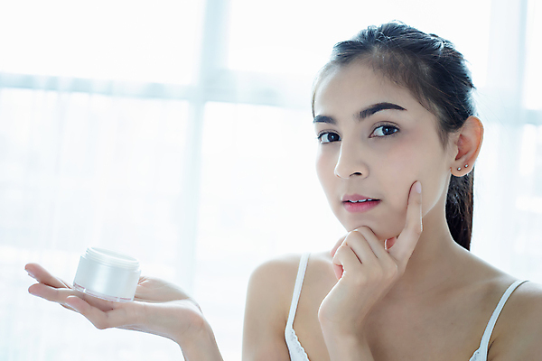 포토 JPG 해외이미지 직업 얼굴 손가락 건강 한명 미소 사람 치료 수건 건강관리 스파 화장품 공백 거울 터치 잡기 마사지 주름 씻기 매끈함 손톱관리 피부 순수 피부관리 부활 로션 반대 샴푸 테라피 조제 마케팅 미백 바디케어 보습 수분크림 신청 해외포토 1 손 컨셉 의학 모션 표정 관리 신체부위 위생용품 뷰티 약 청결 감각 네일아트 만들기 파일형식 이미지허브