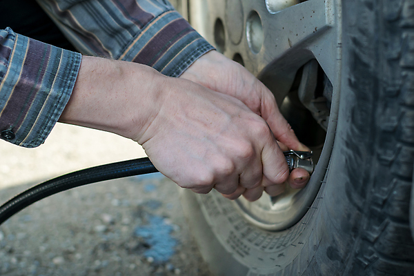 포토 JPG 해외이미지 직업 손 남자 산업 비즈니스 교통시설 자동차 노동자 기술 사람 사람없음 기계 장비 운전 공구 잡기 업무 작업 바퀴 수술 수리 닫기 서비스 타이어 호스 튜브 정비공 고무 펌프 유지 삽입 설치 업로드 자동 차고 해외포토 육상교통 교통 의학 모션 신체부위 치료 도구 기술자 시설 파일형식 이미지허브