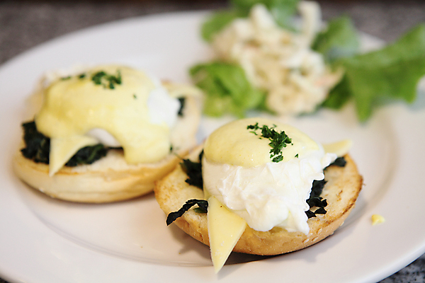 포토 JPG 해외이미지 접시 빵 실내 사람없음 아웃포커스 샐러드 아침식사 미국음식 에그베네딕트 해외포토 식기 음식 서양음식 촬영기법 샌드위치 내부 식사 파일형식 이미지허브