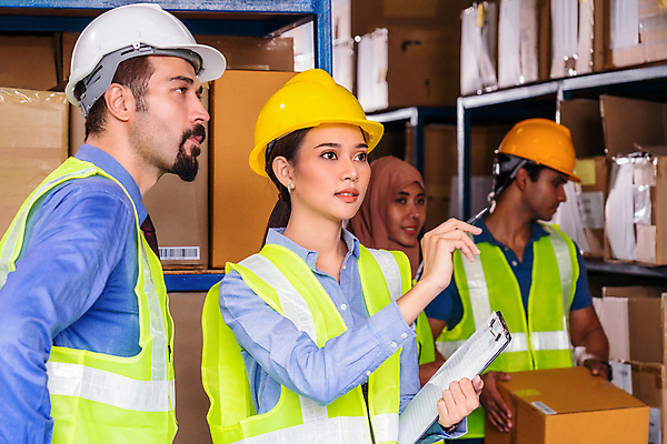 포토 JPG 해외이미지 직업 산업 공장 노동자 함께함 선물 설명 동양인 두명 화물 가리킴 감독 헬멧 이슬람교 인도인 종업원 창고 동료 보고서 상업 패키지 골 분배 중소기업 해외포토 외국인 종교 컨셉 회사 공업 관계 모션 사람 인종 손짓 운송업 보호장비 파일형식 이미지허브
