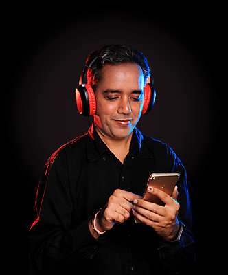 포토 JPG 해외이미지 남자 음악 40대 이어폰 모바일 실내 한명 사람 동양인 성인 스마트폰 헤드폰 회색 인도인 무선전화기 오디오 블루투스 해외포토 외국인 1 컬러 중년 음향기기 문화예술 인종 내부 전자제품 핸드폰 스마트기기 전화기 파일형식 이미지허브