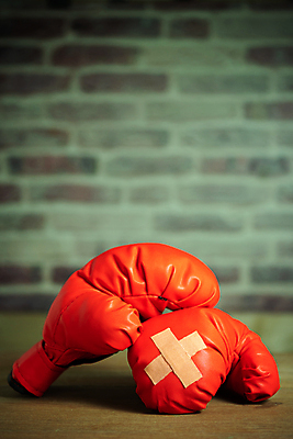 포토 JPG 해외이미지 벽 스포츠 장갑 백그라운드 컨셉 비즈니스 탁자 벽돌 아이디어 실내 건강 사람없음 목재 빨간색 운동복 운동 힘 경쟁 권투 장비 수확 쌍 보호 상처 가죽 라이벌 향수 체육관 질감 싸움 파산 돌봄 석고 옛날 정물화 카피스페이스 손모아장갑 해외포토 나무 잡화 옷 컬러 가구 농업 재료 모션 내부 금융 화장품 격투기 공백 그림 파일형식 이미지허브