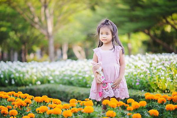 포토 JPG 해외이미지 나무 1 공원 여자 꽃 딸 행복 얼굴 어린이 인형 장난 포옹 자연 놀이 사랑 한명 사람 동양인 야외 장난감 정원 기쁨 흰색 걸음마 돌봄 해외포토 식물 공공시설 감정 컬러 가족 안기 모션 인종 신체부위 생태계 파일형식 이미지허브