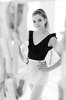 포토 JPG 해외이미지 백인 여자 허리손 흑백 실내 한명 사람 상반신 성인 앞모습 우아함 소프트포커스 발레 발레리나 발레복 성인여자한명만 해외포토 서양인 1 옷 뷰포인트 포즈 컨셉 촬영기법 내부 춤 여자한명만 성인여자만 파일형식 이미지허브