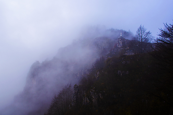 포토 JPG 해외이미지 구름 유럽 백그라운드 파노라마 그림자 풍경 사람없음 파란색 빛 환경 어둠 이탈리아 새벽 운전 안개 가을 분위기 소프트포커스 숲 언덕 만족 그림 생태계 영토 서식지 창백 블러 뿌연 해외포토 자연요소 계절 감정 나라 컬러 컨셉 모션 날씨 촬영기법 파일형식 이미지허브