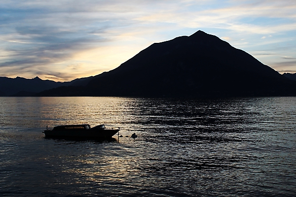 포토 JPG 해외이미지 호수 여행 백그라운드 교통시설 산 그림자 사람없음 물 어둠 침묵 일몰 수확 보트 저녁 닻 부표 해외포토 자연요소 교통 농업 배_교통 노을 소리 야간 시설 파일형식 이미지허브
