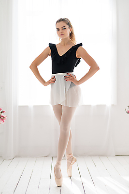 포토 JPG 해외이미지 전신 백인 여자 허리손 실내 한명 서기 사람 성인 앞모습 우아함 발레 발레리나 발레복 성인여자한명만 해외포토 서양인 1 옷 뷰포인트 포즈 컨셉 모션 내부 춤 여자한명만 성인여자만 파일형식 이미지허브