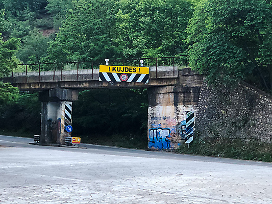 포토 JPG 해외이미지 유럽 도로 여행 건축양식 교통시설 거리 경고 안전 풍경 사람없음 야외 건물 빨간색 초록색 노란색 정보 도시 위험 큼 심볼 사인 도로표지판 알바니아 해외포토 건축물 건축 나라 길 컬러 교통 컨셉 표지판 크기 시설 파일형식 남유럽 이미지허브