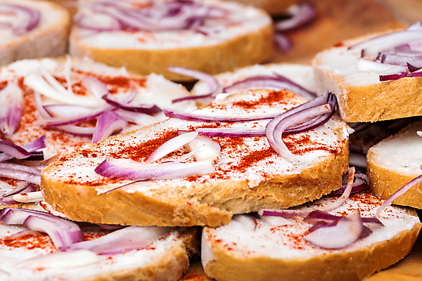 포토 JPG 해외이미지 스튜디오촬영 전통 음식 빵 조각 양파 파프리카 도마 사람없음 빨간색 펼침 흰색 바게트 토스트 후추 헝가리 크림치즈 해외포토 컬러 채소 모션 주방용품 치즈 실내 향신료 동유럽 파일형식 이미지허브