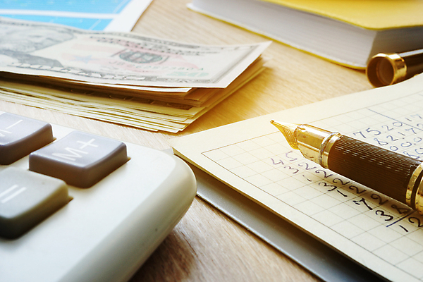 포토 JPG 해외이미지 종이 컨셉 돈 비즈니스 가정 가족 탁자 주택 사람없음 금융 경제 펜 달러 쪽지 계산기 재산 계획 보고서 서식 문서 투자 이익 회계 계산서 대출 계좌 세금 수입 예산 회계사 해외포토 직업 가구 관계 문구용품 건물 필기구 장비 파일형식 이미지허브