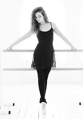 포토 JPG 해외이미지 전신 백인 여자 흑백 실내 한명 서기 사람 성인 앞모습 잡기 우아함 발레 발레리나 발레복 발레바 성인여자한명만 해외포토 서양인 1 옷 뷰포인트 컨셉 모션 촬영기법 내부 춤 여자한명만 성인여자만 파일형식 이미지허브