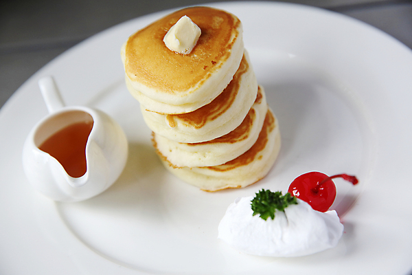 포토 JPG 해외이미지 접시 회색배경 디저트 실내 사람없음 체리 달콤 크림 버터 꿀 팬케이크 수플레 시럽컵 해외포토 식기 음식 백그라운드 과일 내부 케이크 회색 맛 파일형식 이미지허브