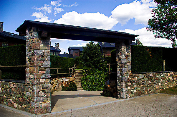 포토 JPG 해외이미지 휴가 주택 사람없음 초록색 울타리 차도 스페인 재산 각도 북쪽 단계 개발 해외포토 유럽 도로 컬러 건물 금융 담장 방향 파일형식 이미지허브