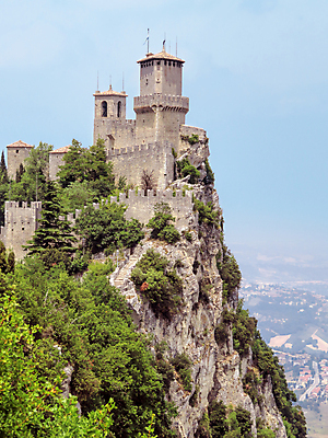 포토 JPG 해외이미지 나무 벽 백그라운드 하늘 벽돌 파노라마 풍경 사람없음 건물 초록색 여름 탑 이탈리아 골동품 성 중세 언덕 옛날 해외포토 식물 건축물 계절 유럽 컬러 촬영기법 역사 파일형식 이미지허브