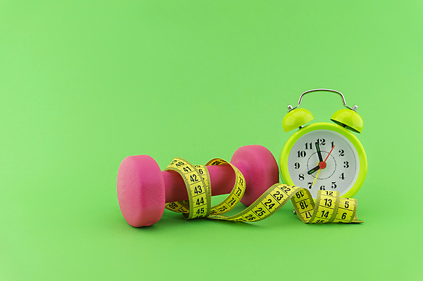 포토 JPG 해외이미지 라이프스타일 백그라운드 다이어트 줄자 건강 사람없음 아령 자명종 초록배경 해외포토 시계 자 생활 초록색 알람 파일형식 이미지허브