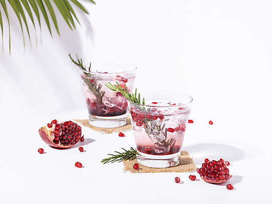 포토 JPG 해외이미지 잔 실내 그림자 사람없음 얼음 주스 흰배경 석류 로즈메리 석류알 석류주스 해외포토 자연요소 식기 음료 백그라운드 과일 내부 흰색 과일주스 허브 파일형식 이미지허브