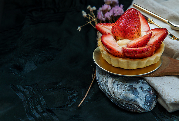 포토 JPG 해외이미지 딸기 검은배경 디저트 실내 사람없음 돌_바위 과일타르트 딸기타르트 해외포토 음식 백그라운드 과일 내부 검은색 타르트 파일형식 이미지허브