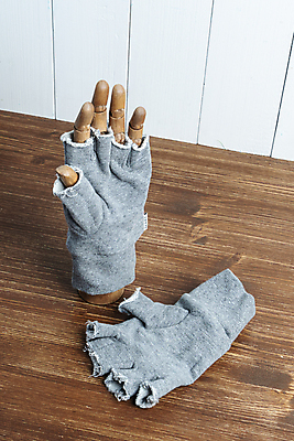 포토 JPG 해외이미지 손 장갑 컨셉 겨울 손가락 탁자 사람없음 목재 추위 직물 보호 자르기 오브젝트 고립 옛날 중고 해외포토 나무 잡화 계절 가구 재료 모션 신체부위 파일형식 이미지허브