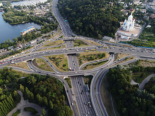 포토 JPG 해외이미지 여행 비즈니스 건축양식 교통시설 자동차 안테나 풍경 사람없음 건물 여름 도시풍경 운전 도시 고가도로 고속도로 정상 잼 방향 교차로 출퇴근 바쁨 스카이라인 루트 우크라이나 조감도 해외포토 건축물 계절 건축 유럽 도로 길 육상교통 교통 통신 모션 소스_음식 시설 파일형식 이미지허브