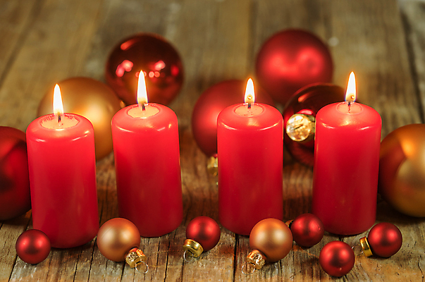 포토 JPG 해외이미지 전통 계절 크리스마스 촛불 공 불 휴가 전등 사람없음 장식 빨간색 빛 축제 화환 장식볼 축하 4 황금 야간 12월 묘사 연소 왁스 해외포토 자연요소 기념일 꽃 컬러 컨셉 초 조명 숫자 날짜 파일형식 이미지허브