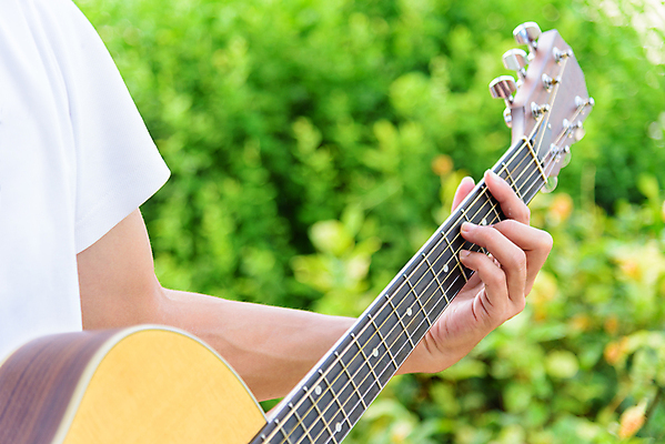 포토 JPG 해외이미지 손 공원 줄 음악 노래 손가락 놀이 미술 사람 사람없음 목재 소리 공연 연주자 음악가 기구 기타 기타리스트 뮤지컬 플레이어 스타일 해외포토 나무 직업 공공시설 재료 현악기 문화예술 이벤트 신체부위 파일형식 이미지허브