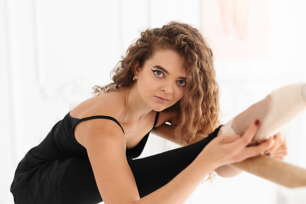 포토 JPG 해외이미지 백인 응시 여자 실내 한명 사람 상반신 성인 옆모습 잡기 우아함 발레 발레리나 발레복 다리들기 성인여자한명만 해외포토 서양인 1 시선 옷 뷰포인트 컨셉 모션 내부 춤 여자한명만 성인여자만 파일형식 이미지허브