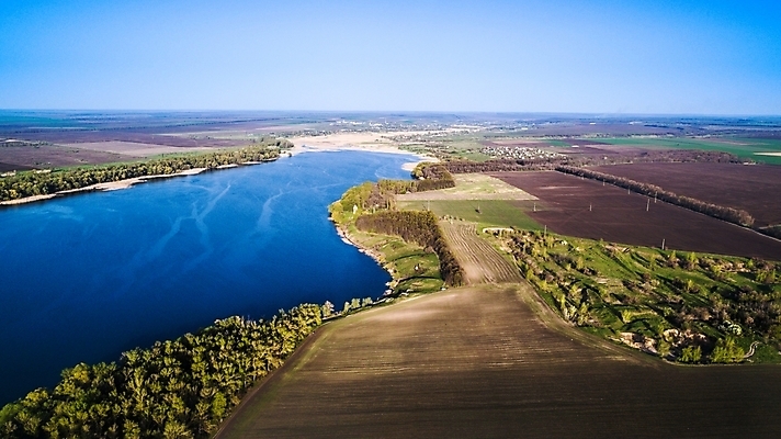 포토 JPG 해외이미지 나무 호수 여행 밭 모션 자연 하늘 표면 휴가 안테나 풍경 사람없음 야외 초록색 물 여름 강 햇빛 태양 맑음 봄 개울 황무지 수면 헬리콥터 숲 강가 상록수 드론 민물 생태학 우크라이나 조감도 해외포토 자연요소 식물 계절 교육 유럽 컬러 농업 통신 날씨 비행기 생태계 파일형식 이미지허브