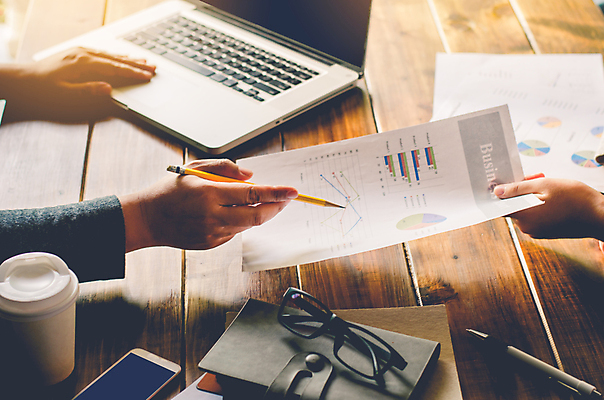 포토 JPG 해외이미지 직업 생각 인터넷 비즈니스 통신 통계 탁자 회의 모바일 협력 아이디어 대화 사람없음 스마트폰 컴퓨터 글로벌 사무실 디지털 공책 작업 비즈니스맨 비즈니스우먼 네트워크 그룹 계획 토론 디자이너 분석 오브젝트 회계 거짓 다락방 마케팅 세미나 프로젝트 목업 브레인스토밍 해외포토 여자 남자 가구 컨셉 문구용품 말하기 경제 전자제품 핸드폰 스마트기기 직장인 파일형식 이미지허브