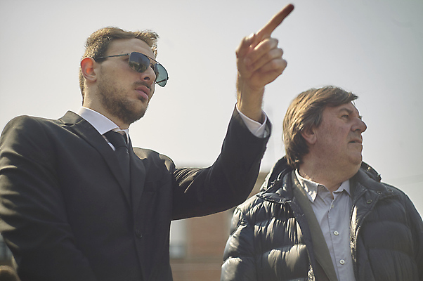 포토 JPG 해외이미지 백인 직업 1 손 응시 남자 행복 안경 백그라운드 컨셉 셔츠 비즈니스 손가락 표시 성공 넥타이 화살 서기 사람 정장 성인 두명 사무실 디지털 검은색 흰색 가리킴 잡기 업무 비즈니스맨 자신감 낙서 방향 경영자 쇼 고립 해외포토 서양인 시선 잡화 옷 감정 컬러 상의 모션 손짓 신체부위 작업 직장인 리더 파일형식 이미지허브