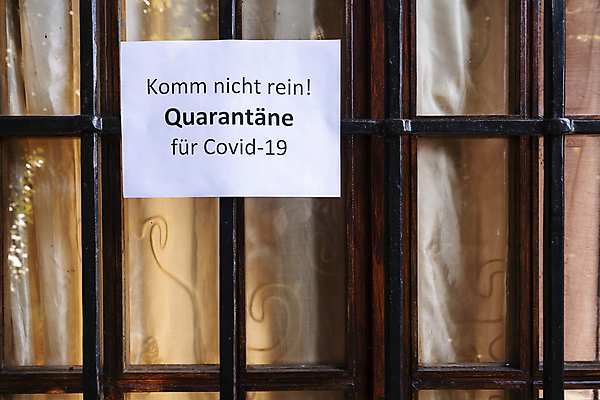 포토 JPG 해외이미지 창문 주택 간판 사람 사람없음 이탈리아 고통 환자 금지 바이러스 닫기 질병 위험 입장 심볼 신호 감염 고립 전염병 해외포토 감정 유럽 컨셉 의학 모션 건물 파일형식 이미지허브