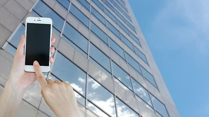 포토 JPG 해외이미지 손 컨셉 인터넷 비즈니스 통신 모바일 새로움 사람없음 건물 스마트폰 핸드폰 사무실 디지털 스크린 공백 장비 터치 정보 흰색 잡기 도시 업무 메시지 무선전화기 전화기 상업 전자 보여주기 PDA 멀티미디어 리뷰 터치스크린 카피스페이스 셀룰러 4G 해외포토 건축물 컬러 모션 IT 신체부위 전자제품 스마트기기 작업 파일형식 이미지허브