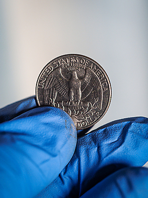 포토 JPG 해외이미지 손 유럽 장갑 돈 손가락 독일 건강 가면 사람없음 금융 경제 파란색 달러 동전 미국 이탈리아 금지 유로 프랑스 시장 질병 자르기 잠금 대출 빚 라텍스 예산 우울증 위기 유럽연합 자금 제어 유대감 해외포토 잡화 나라 컬러 북아메리카 의학 모션 신체부위 재산 보안 파일형식 이미지허브