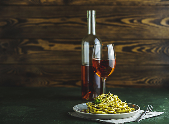 포토 JPG 해외이미지 접시 포크 와인잔 파스타 실내 사람없음 와인 와인병 카피스페이스 페스토 해외포토 식기 술잔 병_용기 주류 서양음식 내부 공백 소스_음식 파일형식 이미지허브