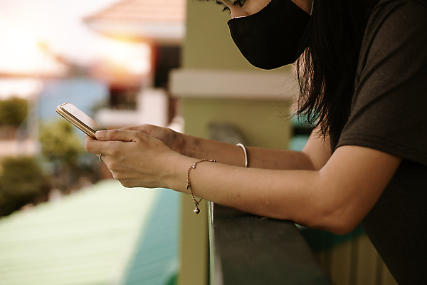 포토 JPG 해외이미지 얼굴 인터넷 통신 창문 모바일 휴식 주택 건강 가면 한명 안전 스마트폰 핸드폰 고통 열 메시지 호흡기관 바이러스 좌절 고독 보호 질병 연결 무선전화기 전화기 예방 감염 문제 온라인 고립 돌봄 전염병 혼자 해외포토 1 감정 컨셉 의학 모션 사람 건물 신체부위 전자제품 스마트기기 장기_의학 파일형식 이미지허브