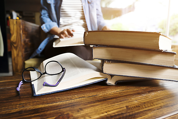 포토 JPG 해외이미지 여자 안경 아이디어 한명 상반신 성인 앞모습 아웃포커스 책 책상 문학 책더미 성인여자한명만 해외포토 1 잡화 뷰포인트 가구 컨셉 촬영기법 사람 무더기 여자한명만 성인여자만 파일형식 이미지허브