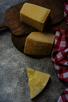 포토 JPG 해외이미지 음식 조각 백그라운드 컨셉 탁자 치즈 도마 요리 사람없음 머리 식사 저녁식사 이탈리아 회색 바위 시골 맛 먹기 콘크리트 핸드메이드 카피스페이스 해외포토 유럽 컬러 가구 모션 주방용품 유제품 신체부위 공백 돌_바위 파일형식 이미지허브