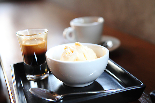 포토 JPG 해외이미지 아이스크림 디저트 실내 사람없음 아웃포커스 에스프레소 아포카토 해외포토 커피 음식 촬영기법 내부 파일형식 이미지허브