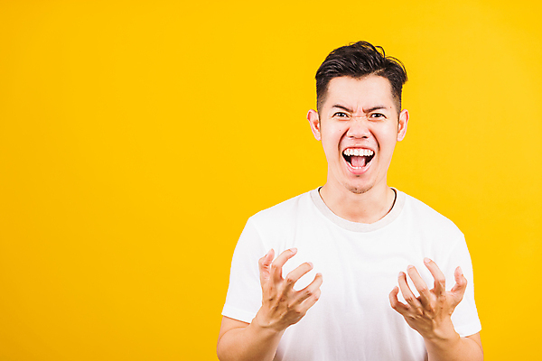 포토 JPG 해외이미지 백인 1 손 남자 감정 얼굴 백그라운드 컨셉 티셔츠 태국 스트레스 한명 사람 동양인 성인 노란색 머리 힘 외침 분노 흰색 표현 입 좌절 시력 나쁜 고립 공격적 부정적 비명 해외포토 서양인 아시아 컬러 셔츠 인종 신체부위 소리 파일형식 이미지허브