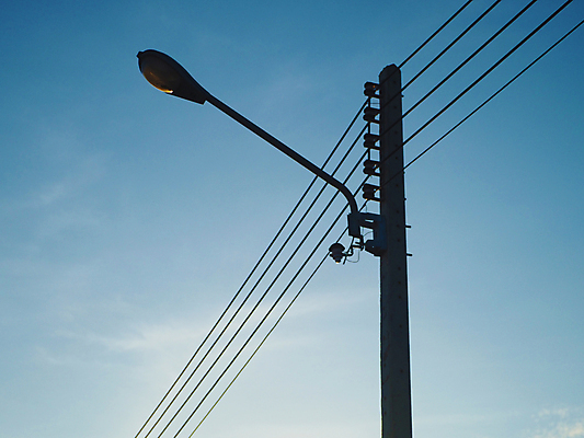 포토 JPG 해외이미지 산업 백그라운드 건축양식 통신 하늘 거리 사람없음 건물 파란색 빛 에너지 도시 위험 각도 철사 봉 복잡 분배 혼란 해외포토 건축물 건축 컬러 컨셉 파일형식 이미지허브