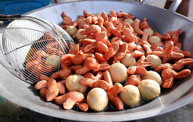 포토 JPG 해외이미지 전통 재료 공 태국 패스트푸드 육류 요리 동양인 사람없음 갈색 식당 검은색 식사 저녁식사 튀김 흰색 뜨거움 프라이팬 소시지 맛 더위 큼 미트볼 먹기 철 점심식사 길가 단백질 해외포토 아시아 음식 컬러 컨셉 식재료 모션 주방용품 날씨 인종 상점 가공식품 인스턴트 크기 영양소 파일형식 이미지허브