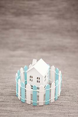 포토 JPG 해외이미지 거리 주택 안전 사람없음 건물 세로 울타리 행운 사회 고독 보호 비밀 고립 카피스페이스 해외포토 건축물 감정 컨셉 담장 공백 공동체 파일형식 이미지허브