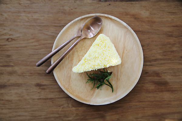 포토 JPG 해외이미지 디저트 실내 사람없음 하이앵글 숟가락 치즈케이크 나무접시 나무배경 해외포토 접시 음식 뷰포인트 백그라운드 수저 내부 케이크 파일형식 이미지허브